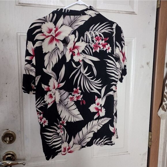 Aloha Hut top and Capri set - Picture 2 of 11